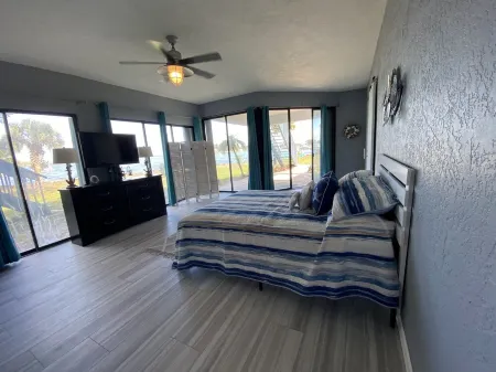 Waterfront Studio Apartment Отели в г. Грант-Валкария