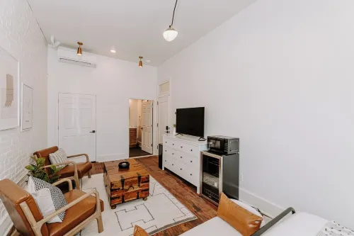 East Main Lofts - Farmhouse 204 Hotels in Madison Township