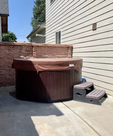 Spacious, Clean Home in Town w/ King En Suite & Hot Tub