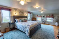 Your Peaceful, Private Retreat, Perfect for Readaways! Incredible Views!