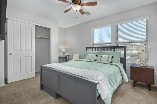 Short or Longer Stays! Spacious Chic Downtown Retreat w/ Community Pool