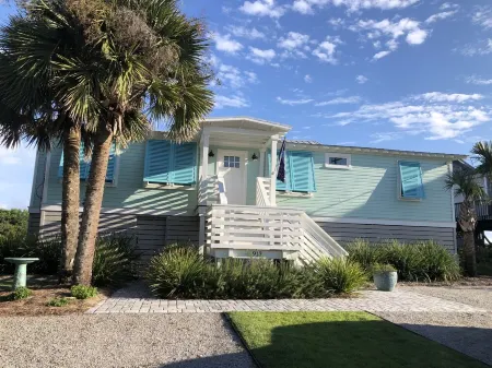 Dec Reduced Rates! A Front Beach Original Folly Cottage "A Million Dollar View” Отели рядом с достопримечательностью «Спортивная площадка Уэйв Уотч»