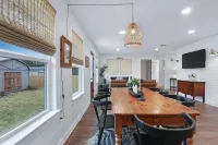 Ms Dot’s 290 Wine Trail Farmhouse-Downtown JC- Fire Pit - Covered Patio Hotels in Johnson City