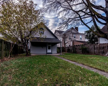 Something to talk about in Haynie's Corner! Walk anywhere, sleeps 6! 埃文斯維爾酒店