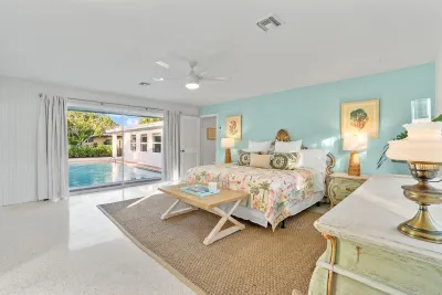 Heated Pool-Oversized Master - Close to Beach - Centrally Located 4 Bed / 3 Bath Hotels near Lake Worth Beach