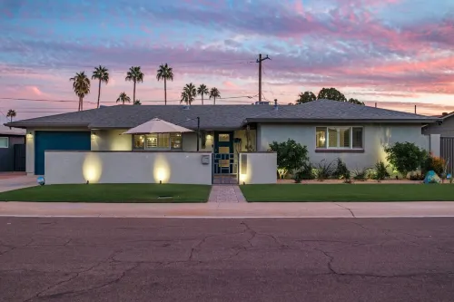 Luxury Oasis. Walk to Old Town. Modern Amenities.