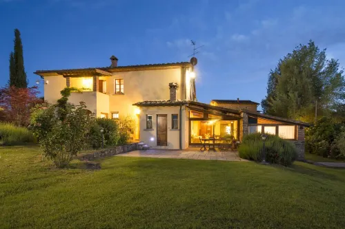 Old farmhouse surrounded by olive groves, near the village, 5 places, first floor, swimming pool