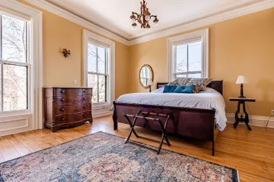 Entire Victorian Mansion - Near Main St & Farmer’s Mkt - Sleeps12 Hotels near Nike Factory Store