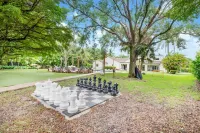 Two homes: 13BR Heated Pool, Golf & Sport Park L53