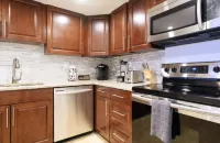 Classy Comfortable Condo - Close to everything
