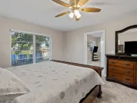 Remodeled Lake Front Pool Home! Sleeps 13! Bring dogs and kids! Hotels in Holiday