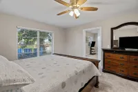 Remodeled Lake Front Pool Home! Sleeps 13! Bring dogs and kids! Hotels in Holiday