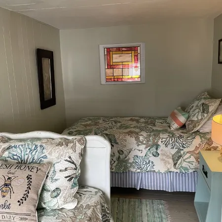Oysterhaven Cottage with partial Water views! New balcony! Close to Fairgrounds!