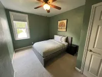 Beautiful 4 bedroom Home by the Hill - Privacy Fenced Backyard and Fast Internet 서클 공원 주변 호텔