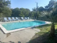 Large River Home with private pool, basketball court, private, pool table Hotéis em McQueeney