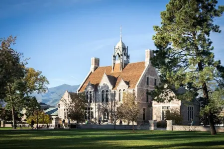 Charming Downtown Cottage with Parking & Full Kitchen