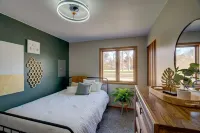 Madison Lakefront Oasis in the Heart of Madison - Central, Minutes to Downtown! Hotels in Monona