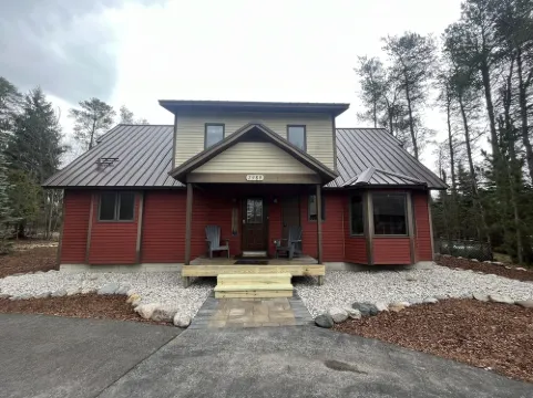 Willy T's Crystal Mountain Ski & Golf Cottage