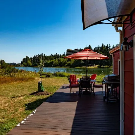 Peaceful Beachfront Cottage - Large Deck & Fire Pit - Gorgeous Views & Wildlife
