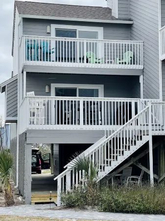 Renovated Gulfview townhome just Steps to the Beach!