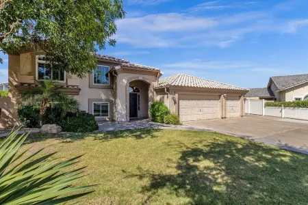 Pickleball, Pool, Hot tub, Firepit, Mini-putt, 5 BRs, Sleeps up to 15! Luxury