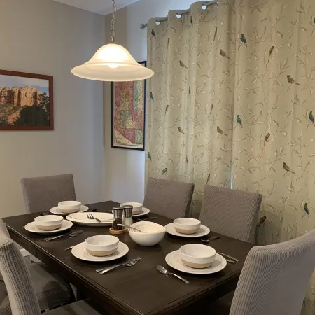 Just a 9 minute stroll to Old Town Cottonwood. Open to short & medium term stays