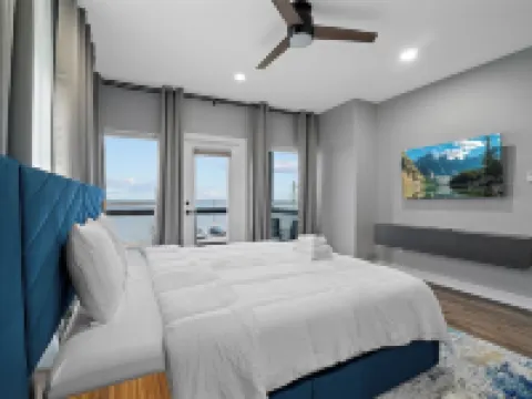 Waterfront Home w/ Views - Hot Tub + Movie Theatre Hotels in Bacliff