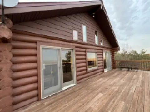 Cozy 3 story Log Cabin with space for the entire family and an amazing view โรงแรมในJackson County