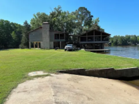 House/Boat house on the river!  Boat lift and boat ramp, sun deck, ice machine