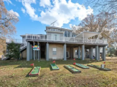 Water front Oasis with pickle-ball court and hot tub Hotels in Mathews County