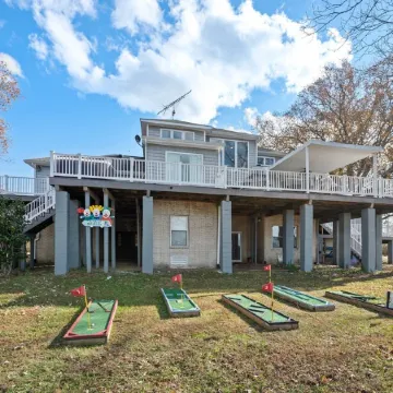 Water front Oasis with pickle-ball court and hot tub