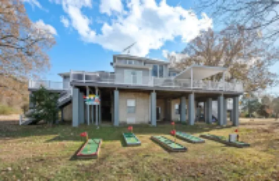 Water front Oasis with pickle-ball court and hot tub