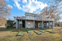 Water front Oasis with pickle-ball court and hot tub