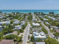 Villa Rozafa Cozy,spacious,walking distance from downtown white sandy beach.