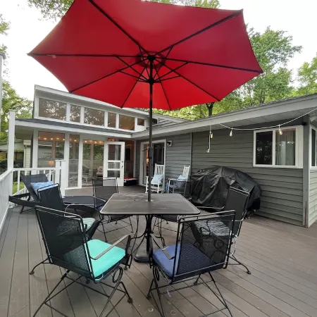Cozy, Bright Beach Retreat In The Woods (Great for Pets & Kids