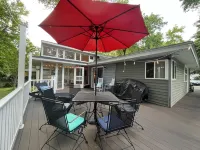 Cozy, Bright Beach Retreat In The Woods (Great for Pets & Kids - Wi-Fi