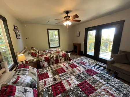 Twin Oaks at Linville, Private, Newly remodeled! Отели рядом с достопримечательностью «Christmas Tree Hill Garden Center»