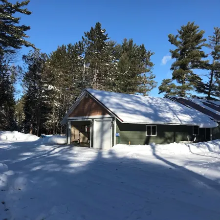 Crossroads Sandy Beach-Wooded Private with Pontoon Available "Pets Now allowed"