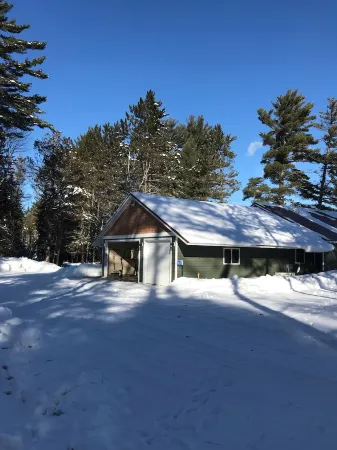 Crossroads Sandy Beach-Wooded Private with Pontoon Available "Pets Now allowed"