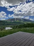 Modern wood cabin with Mountain Views