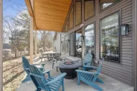 New 5-bedroom house at Apple Canyon Lake. 30 minutes from downtown Galena! 톰슨 타운쉽 호텔