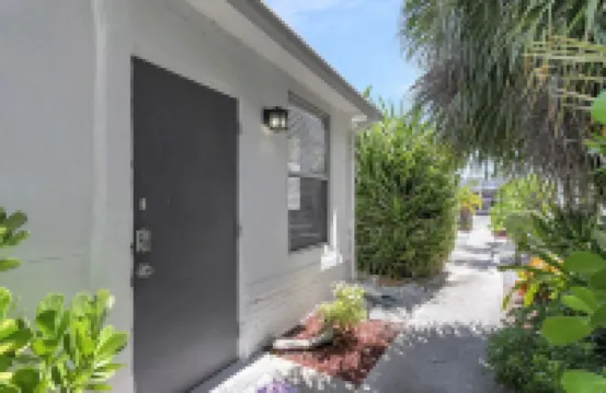 Spacious studio, 2 blks walk to Ave, close to beach, pets allowed, free parking