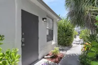 Spacious studio, 2 blks walk to Ave, close to beach, pets allowed, free parking