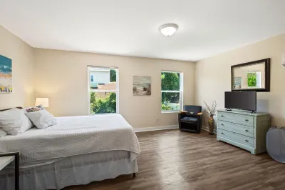 Adorable Chesapeake Bay Beach Cottage A Just 1 Block from the Sand! Hotels near Great Neck Plaza Shopping Center
