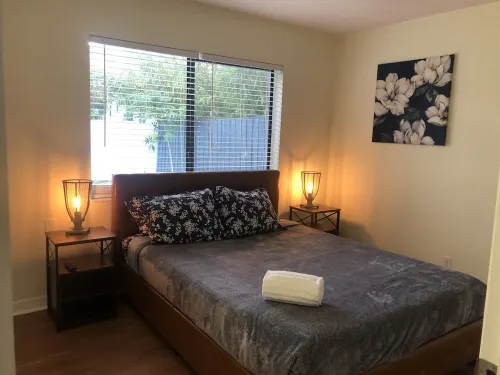 Beautiful spacious 2bd, w/d, bbq, yard, pets allowed, free parking