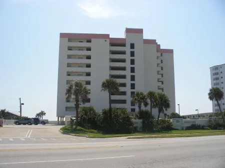 Beautiful Beachside Condo in Ormond-by-the-Sea Отели в г. Ормонд-Бай-Те-Си