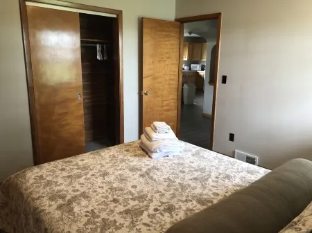 In the heart of the Ohio Wine Country! 10 minutes to Lake Erie!