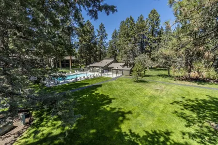 Private, Quiet 2 Bedroom Condo w/ Pool & Hot Tub