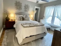 Cozy Home with LOTS of space- Less than 1 mile to ISU & IWU, 5 miles to airport ノーマルのホテル