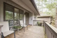 SeaGlass Kiawah – Stylish Cottage Steps from Beach, Pools & Golf